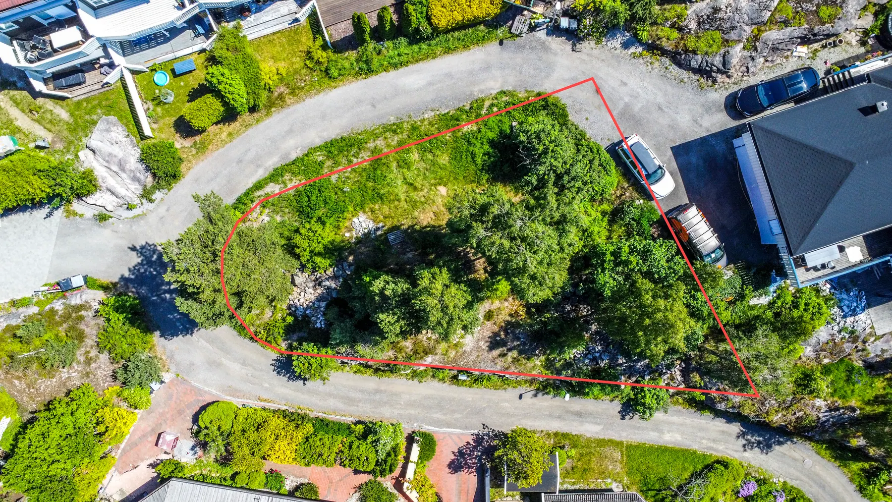 Dronefoto med tomtegrensen for Solstadveien 7 markert